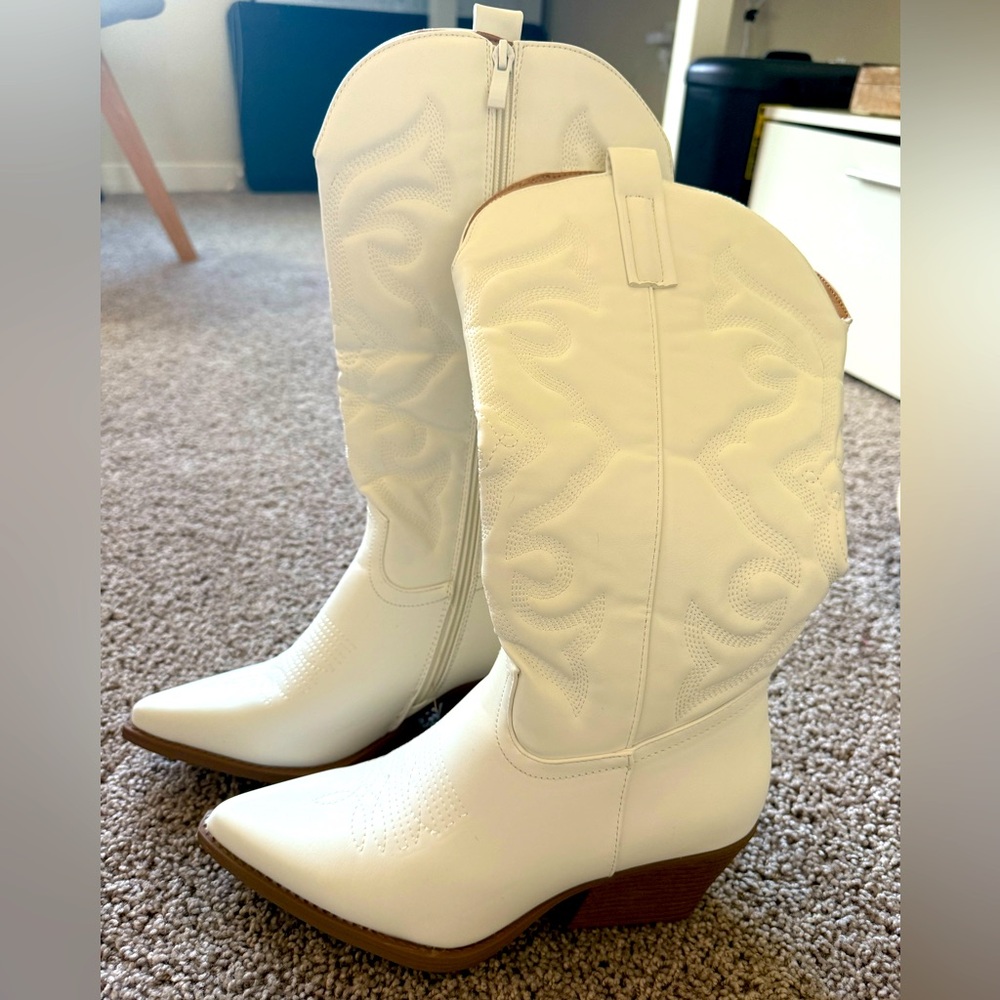 NWOT White Cowboy Boots, 9